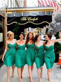 Fashion A-Line Sweetheart Knee Length Green Bridesmaid Dress with Ruched